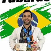 Titulado en edición física, cinturón negro bjj más de 20 años de experiencia. 
Aprende el arte del brazilian Jiu Jitsu